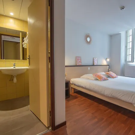 מלון Logis Le Commerce 2*