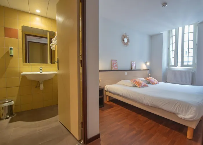 Hotel Logis Le Commerce 2*